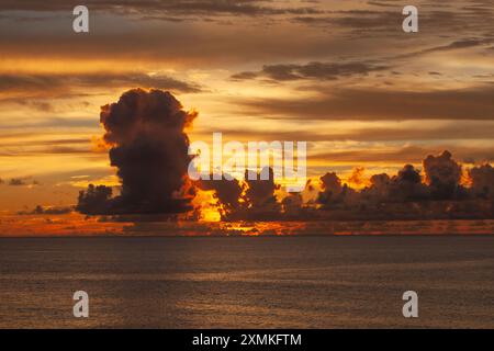Sonnenuntergang über dem philippinischen Meer, Guam Stockfoto
