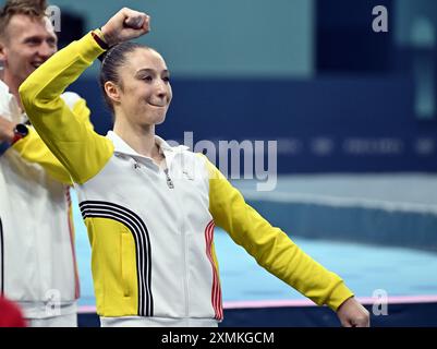 Paris, Frankreich. Juli 2024. Die belgische Turnerin Nina Derwael feiert nach der Qualifikation für den Turnerwettbewerb der Frauen bei den Olympischen Spielen 2024 in Paris am Sonntag, den 28. Juli 2024. Die Spiele der XXXIII. Olympiade finden vom 26. Juli bis 11. August in Paris statt. Die belgische Delegation zählt 165 Athleten, die in 21 Sportarten antreten. BELGA FOTO DIRK WAEM Credit: Belga News Agency/Alamy Live News Stockfoto