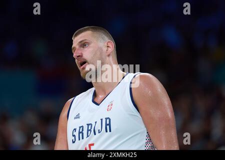 Lille, Frankreich. Juli 2024. Nikola Jokic von Serbien reagiert auf das Spiel der Männer-Basketball-Gruppe C zwischen den Vereinigten Staaten und Serbien bei den Olympischen Spielen 2024 in Lille, Frankreich, am 28. Juli 2024. Quelle: Meng Dingbo/Xinhua/Alamy Live News Stockfoto