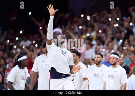 Lille, Frankreich. Juli 2024. LeBron James aus den Vereinigten Staaten reagierte vor dem Spiel der Männer-Basketball-Gruppe C zwischen den Vereinigten Staaten und Serbien bei den Olympischen Spielen 2024 in Lille, Frankreich, am 28. Juli 2024. Quelle: Meng Dingbo/Xinhua/Alamy Live News Stockfoto