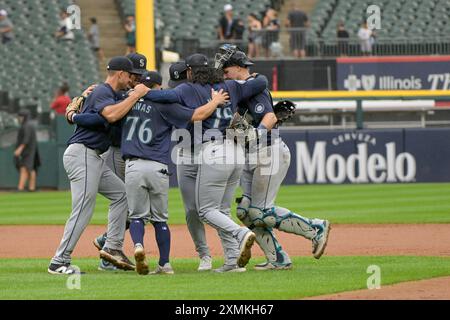 Chicago, Usa. Juli 2024. Die Seattle Mariners feiern am Sonntag, den 28. Juli 2024, einen 6-3-Sieg über die Chicago White Sox at Guaranteed Rate Field in Chicago, IL. Foto: Mark Black/UPI Credit: UPI/Alamy Live News Stockfoto