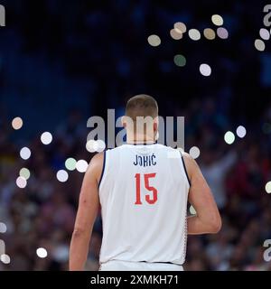 Lille, Frankreich. Juli 2024. Nikola Jokic von Serbien reagiert auf das Spiel der Männer-Basketball-Gruppe C zwischen den Vereinigten Staaten und Serbien bei den Olympischen Spielen 2024 in Lille, Frankreich, am 28. Juli 2024. Quelle: Meng Dingbo/Xinhua/Alamy Live News Stockfoto