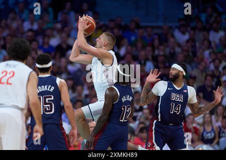 Lille, Frankreich. Juli 2024. Nikola Jokic von Serbien Layups während des Basketball-Gruppenspiels C zwischen den Vereinigten Staaten und Serbien bei den Olympischen Spielen 2024 in Lille, Frankreich, am 28. Juli 2024. Quelle: Meng Dingbo/Xinhua/Alamy Live News Stockfoto