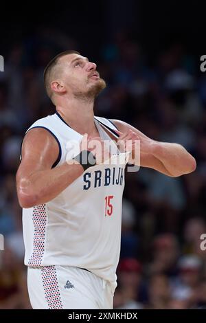 Lille, Frankreich. Juli 2024. Nikola Jokic von Serbien reagiert auf das Spiel der Männer-Basketball-Gruppe C zwischen den Vereinigten Staaten und Serbien bei den Olympischen Spielen 2024 in Lille, Frankreich, am 28. Juli 2024. Quelle: Meng Dingbo/Xinhua/Alamy Live News Stockfoto