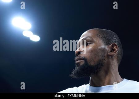 Lille, Frankreich. Juli 2024. Kevin Durant von den Vereinigten Staaten reagiert auf das Spiel der Männer-Basketballgruppe C zwischen den Vereinigten Staaten und Serbien bei den Olympischen Spielen 2024 in Lille, Frankreich, am 28. Juli 2024. Quelle: Meng Dingbo/Xinhua/Alamy Live News Stockfoto