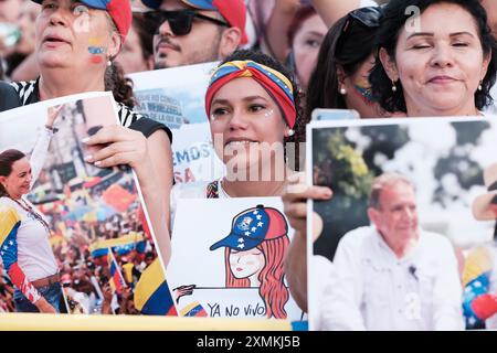 Mehrere Personen während der Demonstration für die Mobilisierung der Hoffnung für die Karawane der Freiheit bei den bevorstehenden Wahlen in Venezuela auf der Plaza de Stockfoto