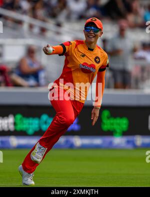 LONDON, VEREINIGTES KÖNIGREICH. 27. Juli, 24. Issy Wong von Birmingham Phoenix holte den Ball von Ellyse Perry von Birmingham Phoenix und feierte, nachdem sie den Wicket von Danielle Gibson von London Spirit während The Hundred - London Spirit vs Birmingham Phoenix am Samstag, den 27. Juli 2024 in LONDON ENGLAND erobert hatte. Quelle: Taka Wu/Alamy Live News Stockfoto