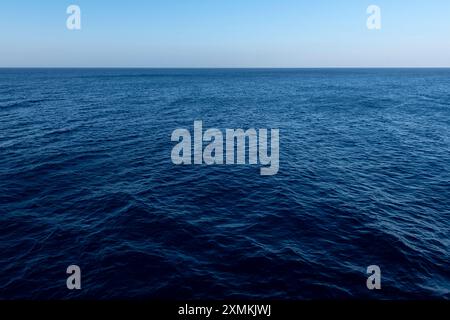 Das flache und ruhige tiefblaue tropische Meer. Stockfoto