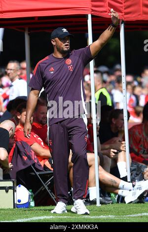 Fussball Freundschaftsspiel 1. FC Dueren - FC Bayern München am 28.07.2024 im Karl-Knipprath-Stadion in Juelich Vincent Kompany ( Trainer/Cheftrainer München ) Foto: Revierfoto Credit: ddp Media GmbH/Alamy Live News Stockfoto