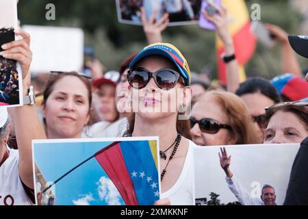 Madrid, Spanien. Juli 2024. Mehrere Personen während der Demonstration für die Mobilisierung der Hoffnung für die Karawane der Freiheit bei den bevorstehenden Wahlen in Venezuela, am 28. Juli 2024 auf der Plaza de Colon in Madrid, Spanien Credit: SIPA USA/Alamy Live News Stockfoto