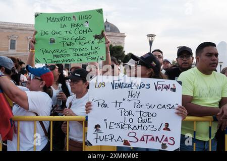 Madrid, Spanien. Juli 2024. Mehrere Personen während der Demonstration für die Mobilisierung der Hoffnung für die Karawane der Freiheit bei den bevorstehenden Wahlen in Venezuela, am 28. Juli 2024 auf der Plaza de Colon in Madrid, Spanien Credit: SIPA USA/Alamy Live News Stockfoto