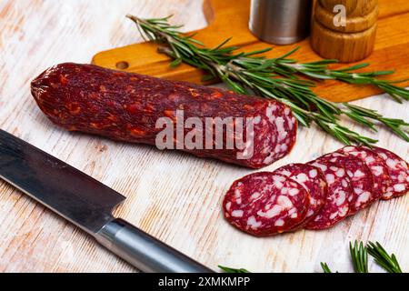 Schmackhafte getrocknete halbtrockene Wurst Braunschweig mit Rosmarin Stockfoto