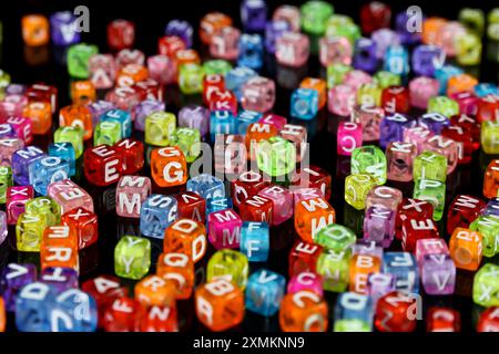 Farbenfrohe „Cubes Letter“-Kollektion Stockfoto