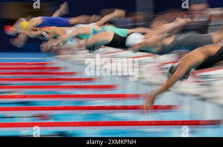 Paris, Ile de France, Frankreich. Juli 2024. Die Schwimmer starten im Halbfinale der 100-Meter-Brustschläge der Frauen während der Olympischen Sommerspiele 2024 in Paris La Défense Arena am Sonntag, den 28. Juli 2024, in Paris, Ile de France. (Kreditbild: © Paul Kitagaki, Jr./ZUMA Press Wire) NUR REDAKTIONELLE VERWENDUNG! Nicht für kommerzielle ZWECKE! Stockfoto