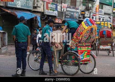 Dhaka, Bangladesch. Juli 2024. Bangladeschs Polizei verhaftet einen Bewohner während einer nationalen Ausgangssperre die Regierung Bangladeschs erklärte eine Ausgangssperre im ganzen Land für unbestimmte Zeit und entsandte eine Armee, um die zivile Verwaltung zu unterstützen. (Foto: Sazzad Hossain/SOPA Images/SIPA USA) Credit: SIPA USA/Alamy Live News Stockfoto