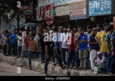 Dhaka, Bangladesch. Juli 2024. Bewohner stehen in einer Warteschlange, um Gutschriften für ihren jeweiligen Prepaid-Stromzähler für Haushalte als nationale Ausgangssperre der Online-Einrichtung zu erhalten. Die Regierung Bangladeschs erklärte eine Ausgangssperre im ganzen Land für unbestimmte Zeit und entsandte eine Armee, um die zivile Verwaltung zu unterstützen. (Foto: Sazzad Hossain/SOPA Images/SIPA USA) Credit: SIPA USA/Alamy Live News Stockfoto