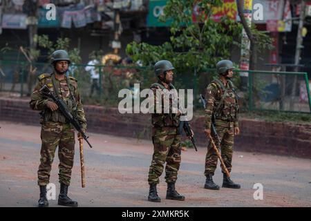 Dhaka, Bangladesch. Juli 2024. Soldaten der Streitkräfte Bangladeschs, die Grenzwache Bangladesch (BGB) und die Polizei Bangladeschs sind während einer nationalen Ausgangssperre in der Gegend von Mohammadpur in Alarmbereitschaft. Die Regierung Bangladeschs erklärte eine Ausgangssperre im ganzen Land für unbestimmte Zeit und entsandte eine Armee, um die zivile Verwaltung zu unterstützen. (Credit Image: © Sazzad Hossain/SOPA Images via ZUMA Press Wire) NUR REDAKTIONELLE VERWENDUNG! Nicht für kommerzielle ZWECKE! Stockfoto