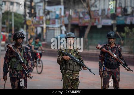 Dhaka, Bangladesch. Juli 2024. Soldaten der Streitkräfte Bangladeschs, die Grenzwache Bangladesch (BGB) und die Polizei Bangladeschs sind während einer nationalen Ausgangssperre in der Gegend von Mohammadpur in Alarmbereitschaft. Die Regierung Bangladeschs erklärte eine Ausgangssperre im ganzen Land für unbestimmte Zeit und entsandte eine Armee, um die zivile Verwaltung zu unterstützen. (Credit Image: © Sazzad Hossain/SOPA Images via ZUMA Press Wire) NUR REDAKTIONELLE VERWENDUNG! Nicht für kommerzielle ZWECKE! Stockfoto