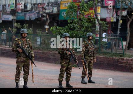 Dhaka, Bangladesch. Juli 2024. Soldaten der Streitkräfte Bangladeschs, die Grenzwache Bangladesch (BGB) und die Polizei Bangladeschs sind während einer nationalen Ausgangssperre in der Gegend von Mohammadpur in Alarmbereitschaft. Die Regierung Bangladeschs erklärte eine Ausgangssperre im ganzen Land für unbestimmte Zeit und entsandte eine Armee, um die zivile Verwaltung zu unterstützen. (Credit Image: © Sazzad Hossain/SOPA Images via ZUMA Press Wire) NUR REDAKTIONELLE VERWENDUNG! Nicht für kommerzielle ZWECKE! Stockfoto