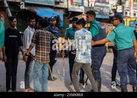 Dhaka, Bangladesch. Juli 2024. Bangladeschs Polizei verhaftet einen Bewohner während einer nationalen Ausgangssperre die Regierung Bangladeschs erklärte eine Ausgangssperre im ganzen Land für unbestimmte Zeit und entsandte eine Armee, um die zivile Verwaltung zu unterstützen. (Foto: Sazzad Hossain/SOPA Images/SIPA USA) Credit: SIPA USA/Alamy Live News Stockfoto