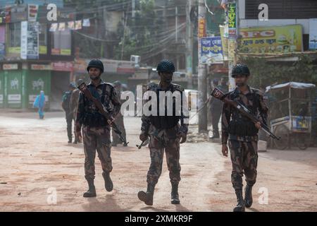 Dhaka, Bangladesch. Juli 2024. Soldaten der Streitkräfte Bangladeschs, der Grenzwache Bangladesch (BGB) und der Polizei Bangladeschs werden während einer nationalen Ausgangssperre beobachtet, wie sie das Gebiet von Mohammadpur patrouillieren. Die Regierung Bangladeschs erklärte eine Ausgangssperre im ganzen Land für unbestimmte Zeit und entsandte eine Armee, um die zivile Verwaltung zu unterstützen. (Credit Image: © Sazzad Hossain/SOPA Images via ZUMA Press Wire) NUR REDAKTIONELLE VERWENDUNG! Nicht für kommerzielle ZWECKE! Stockfoto