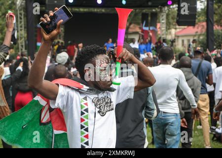 Nakuru, Kenia. Juli 2024. Kenianische Jugendliche nehmen an einem Gedenkkonzert Teil, um all jenen zu gedenken, die während der Steuererhöhung und regierungsfeindlichen Demonstrationen im ganzen Land im Juni und Juli ihr Leben in den Händen der Strafverfolgungsbehörden verloren haben. Die Polizei wurde für das Verschwinden und den Tod von über 60 Demonstranten beschuldigt, die sich in großer Zahl versammelten, um gegen Steuererhöhungen und schlechte Regierungsführung zu protestieren. Quelle: SOPA Images Limited/Alamy Live News Stockfoto