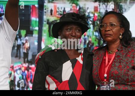 Nakuru, Kenia. Juli 2024. Eine trauernde Frau (L), die ihren Sohn während der Steuererhöhung und regierungsfeindlichen Demonstrationen im Juni und Juli in den Händen der Strafverfolgungsbehörden verloren hat, wird während eines Gedenkkonzerts getröstet. Die Polizei wurde für das Verschwinden und den Tod von über 60 Demonstranten beschuldigt, die sich in großer Zahl versammelten, um gegen Steuererhöhungen und schlechte Regierungsführung zu protestieren. Quelle: SOPA Images Limited/Alamy Live News Stockfoto