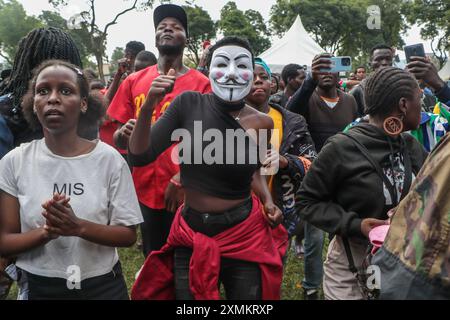 Nakuru, Kenia. Juli 2024. Kenianische Jugendliche nehmen an einem Gedenkkonzert Teil, um all jenen zu gedenken, die während der Steuererhöhung und regierungsfeindlichen Demonstrationen im ganzen Land im Juni und Juli ihr Leben in den Händen der Strafverfolgungsbehörden verloren haben. Die Polizei wurde für das Verschwinden und den Tod von über 60 Demonstranten beschuldigt, die sich in großer Zahl versammelten, um gegen Steuererhöhungen und schlechte Regierungsführung zu protestieren. Quelle: SOPA Images Limited/Alamy Live News Stockfoto