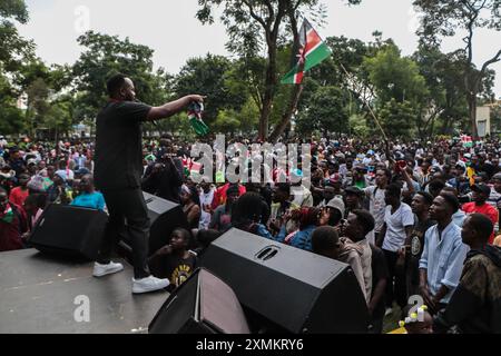 Nakuru, Kenia. Juli 2024. Ein Entertainer tritt bei einem Gedenkkonzert auf, das im Juni und Juli im ganzen Land bei Steuererhöhungen und regierungsfeindlichen Demonstrationen ums Leben gekommen ist. Die Polizei wurde für das Verschwinden und den Tod von über 60 Demonstranten beschuldigt, die sich in großer Zahl versammelten, um gegen Steuererhöhungen und schlechte Regierungsführung zu protestieren. Quelle: SOPA Images Limited/Alamy Live News Stockfoto