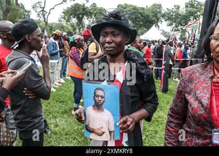 Nakuru, Kenia. Juli 2024. Eine Frau trägt ein Porträt ihres Sohnes, der während der Steuererhöhung und der Demonstrationen gegen die Regierung im Juni und Juli im ganzen Land während eines Gedenkkonzerts in den Händen der Strafverfolgungsbehörden starb. Die Polizei wurde für das Verschwinden und den Tod von über 60 Demonstranten beschuldigt, die sich in großer Zahl versammelten, um gegen Steuererhöhungen und schlechte Regierungsführung zu protestieren. Quelle: SOPA Images Limited/Alamy Live News Stockfoto