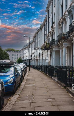 Elegante weiße Reihenhäuser in einer ruhigen Straße in London in der Abenddämmerung Stockfoto