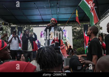 Nakuru, Kenia. Juli 2024. Ein Entertainer tritt bei einem Gedenkkonzert auf, das im Juni und Juli im ganzen Land bei Steuererhöhungen und regierungsfeindlichen Demonstrationen ums Leben gekommen ist. Die Polizei wurde für das Verschwinden und den Tod von über 60 Demonstranten beschuldigt, die sich in großer Zahl versammelten, um gegen Steuererhöhungen und schlechte Regierungsführung zu protestieren. (Foto: James Wakibia/SOPA Images/SIPA USA) Credit: SIPA USA/Alamy Live News Stockfoto