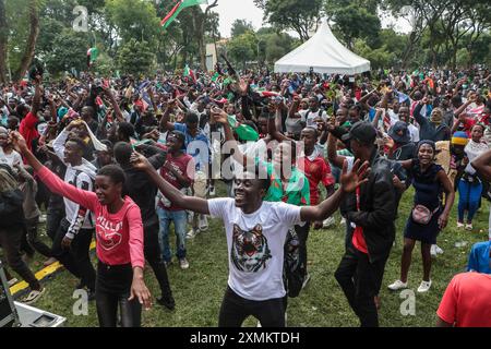 Nakuru, Kenia. Juli 2024. Kenianische Jugendliche nehmen an einem Gedenkkonzert Teil, um all jenen zu gedenken, die während der Steuererhöhung und regierungsfeindlichen Demonstrationen im ganzen Land im Juni und Juli ihr Leben in den Händen der Strafverfolgungsbehörden verloren haben. Die Polizei wurde für das Verschwinden und den Tod von über 60 Demonstranten beschuldigt, die sich in großer Zahl versammelten, um gegen Steuererhöhungen und schlechte Regierungsführung zu protestieren. (Foto: James Wakibia/SOPA Images/SIPA USA) Credit: SIPA USA/Alamy Live News Stockfoto