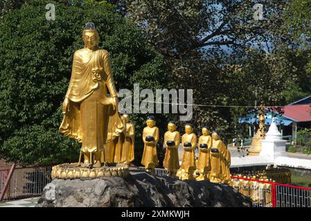 Wunderschöne Statuen von Buddha und Mönchen, die Almosenschalen halten, stehen im Mahamuni Phya Tempel. Sie befindet sich im Rakhine State in Myanmar. Stockfoto