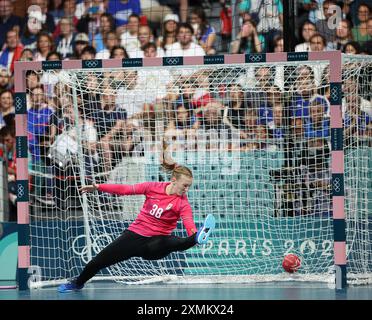 Paris, Frankreich. Juli 2024. Torhüterin Yara Ten holte aus den Niederlanden verpasst den Ball während des Handballspiels der Vorrunde der Frauen Gruppe B zwischen Frankreich und den Niederlanden bei den Olympischen Spielen 2024 in Paris am 28. Juli 2024. Quelle: Li Jing/Xinhua/Alamy Live News Stockfoto