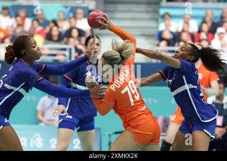 Paris, Frankreich. Juli 2024. Estavana Polman (C) aus den Niederlanden streitet mit Pauletta Foppa (L) aus Frankreich während des Handballspiels der Vorrunde Gruppe B der Frauen zwischen Frankreich und den Niederlanden bei den Olympischen Spielen 2024 in Paris, Frankreich, 28. Juli 2024. Quelle: Li Jing/Xinhua/Alamy Live News Stockfoto