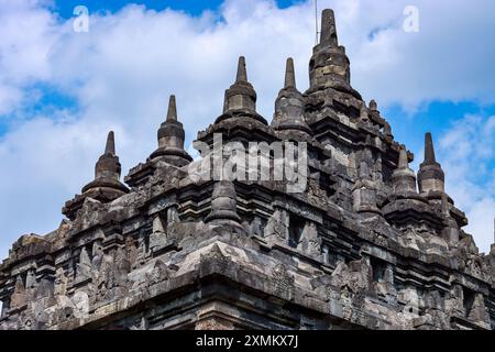 Plaosan Tempel in Yogyakarta, unter dem klaren und klaren blauen Himmel Stockfoto