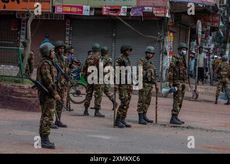 Dhaka, Bangladesch. Juli 2024. Soldaten der Streitkräfte Bangladeschs, die Grenzwache Bangladesch (BGB) und die Polizei Bangladeschs sind während einer nationalen Ausgangssperre in der Gegend von Mohammadpur in Alarmbereitschaft. Die Regierung Bangladeschs erklärte eine Ausgangssperre im ganzen Land für unbestimmte Zeit und entsandte eine Armee, um die zivile Verwaltung zu unterstützen. (Credit Image: © Sazzad Hossain/SOPA Images via ZUMA Press Wire) NUR REDAKTIONELLE VERWENDUNG! Nicht für kommerzielle ZWECKE! Stockfoto