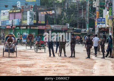 Dhaka, Bangladesch. Juli 2024. Soldaten der Streitkräfte Bangladeschs, der Grenzwache Bangladesch (BGB) und der Polizei Bangladeschs werden während einer nationalen Ausgangssperre beobachtet, wie sie das Gebiet von Mohammadpur patrouillieren. Die Regierung Bangladeschs erklärte eine Ausgangssperre im ganzen Land für unbestimmte Zeit und entsandte eine Armee, um die zivile Verwaltung zu unterstützen. (Credit Image: © Sazzad Hossain/SOPA Images via ZUMA Press Wire) NUR REDAKTIONELLE VERWENDUNG! Nicht für kommerzielle ZWECKE! Stockfoto