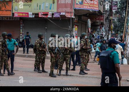 Dhaka, Bangladesch. Juli 2024. Soldaten der Streitkräfte Bangladeschs, die Grenzwache Bangladesch (BGB) und die Polizei Bangladeschs sind während einer nationalen Ausgangssperre in der Gegend von Mohammadpur in Alarmbereitschaft. Die Regierung Bangladeschs erklärte eine Ausgangssperre im ganzen Land für unbestimmte Zeit und entsandte eine Armee, um die zivile Verwaltung zu unterstützen. (Credit Image: © Sazzad Hossain/SOPA Images via ZUMA Press Wire) NUR REDAKTIONELLE VERWENDUNG! Nicht für kommerzielle ZWECKE! Stockfoto