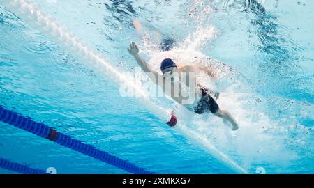 Paris, Frankreich. Juli 2024. Leon Marchand von Frankreich tritt am 28. Juli 2024 beim 400-m-Einzelmedley-Finale der Männer bei den Olympischen Spielen 2024 in Paris an. Quelle: Xia Yifang/Xinhua/Alamy Live News Stockfoto