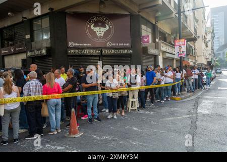 Caracas, Miranda, Venezuela. Juli 2024. Tag der Präsidentschaftswahl in Venezuela, an dem der derzeitige Präsident Nicolas Maduro und der Oppositionskandidat Edmundo Gonzalez Urrutia (Credit Image: © Jimmy Villalta/ZUMA Press Wire) NUR REDAKTIONELLE VERWENDUNG FINDET! Nicht für kommerzielle ZWECKE! Stockfoto