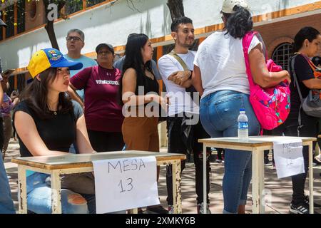 Caracas, Miranda, Venezuela. Juli 2024. Tag der Präsidentschaftswahl in Venezuela, an dem der derzeitige Präsident Nicolas Maduro und der Oppositionskandidat Edmundo Gonzalez Urrutia (Credit Image: © Jimmy Villalta/ZUMA Press Wire) NUR REDAKTIONELLE VERWENDUNG FINDET! Nicht für kommerzielle ZWECKE! Stockfoto