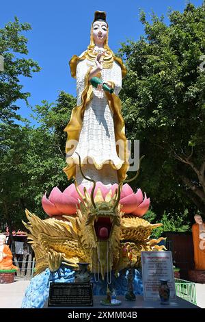 Statue von Guan Yin Bodhisattava, der Göttin der Barmherzigkeit, auf einem Drachenberg im Gelände von Wat Muang, Ang Thong, Thailand Stockfoto