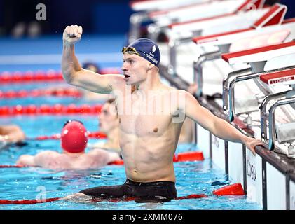 Paris, Frankreich. Juli 2024. Leon Marchand von Frankreich feiert nach dem 400-m-Einzelmedley-Finale der Männer bei den Olympischen Spielen 2024 in Paris, Frankreich, 28. Juli 2024. Quelle: Wang Peng/Xinhua/Alamy Live News Stockfoto