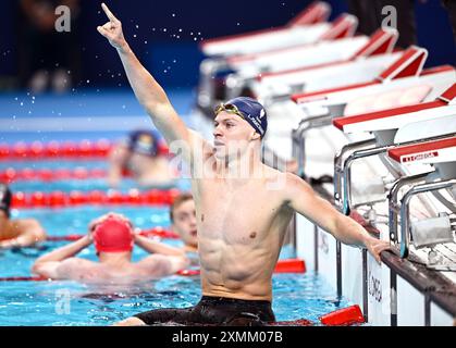 Paris, Frankreich. Juli 2024. Leon Marchand von Frankreich feiert nach dem 400-m-Einzelmedley-Finale der Männer bei den Olympischen Spielen 2024 in Paris, Frankreich, 28. Juli 2024. Quelle: Wang Peng/Xinhua/Alamy Live News Stockfoto