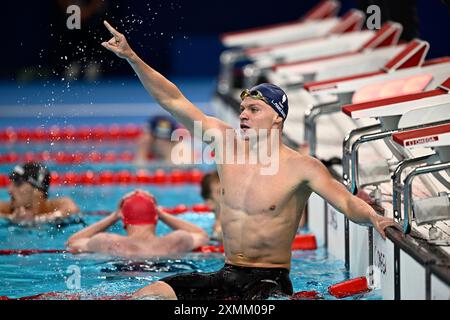 Paris, Frankreich. Juli 2024. Leon Marchand von Frankreich feiert nach dem 400-m-Einzelmedley-Finale der Männer bei den Olympischen Spielen 2024 in Paris, Frankreich, 28. Juli 2024. Quelle: Wang Peng/Xinhua/Alamy Live News Stockfoto