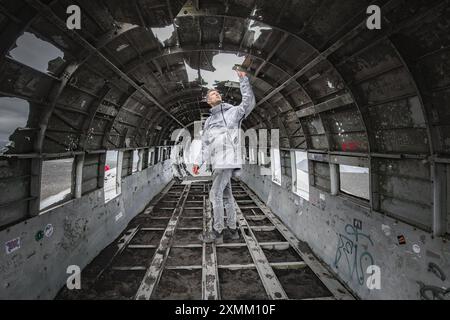 Person im Wrack des DC-3-Flugzeugs der US Navy am Solheimasandur Beach, Island Stockfoto