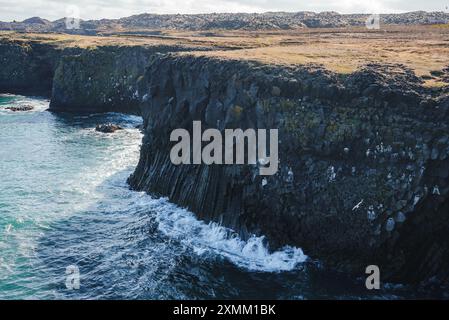 Dramatische Klippen von Arnarstapi mit Basaltsäulen auf der Halbinsel Snafellsnes Stockfoto