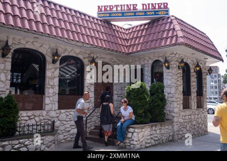 New York, New York, USA. Juli 2024. (NEU) NYC's geliebtes Neptune Diner, ein Wahrzeichen von Astoria, wird nach 40 Jahren geschlossen. 28. Juli 2024, New York, New York, USA: Gäste treffen sich vor Neptune Diner am 28. Juli 2024 im Stadtteil Astoria im Stadtteil Queens in New York City. Das Astoria's Neptune Diner am Astoria Boulevard, ein seit 1984 geschätztes Wahrzeichen von Astoria, wurde zum neuesten beliebten klassischen Diner-Lokal der Stadt, das nach dem Verlust des Mietvertrags seine Türen schließt und Platz für ein neues Hochhaus macht. (Foto: M10s/TheNews2) (Foto: M10s/Thenews2/Zumapress) (CRE Stockfoto